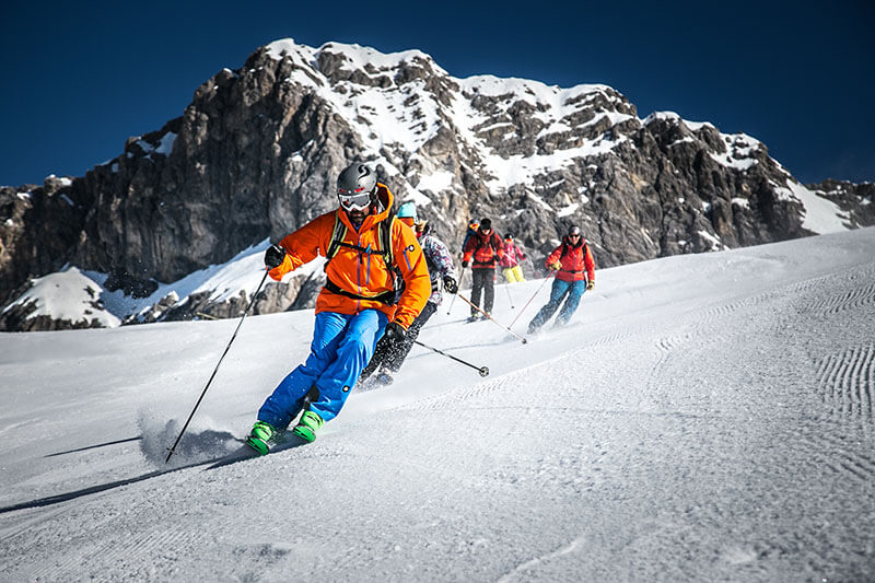 Skigruppe auf der Piste am Arlberg