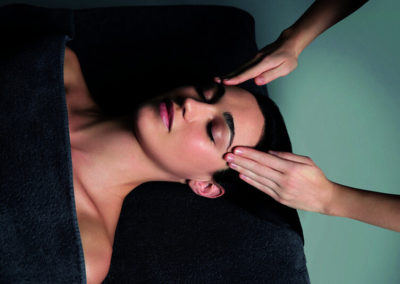 Schläfen-Massage im Beauty-Bereich