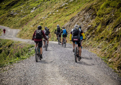 Mountainbike-Gruppe fährt einen Weg entlang