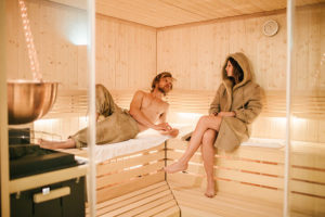 Zwei Sauna-Besucher in der Sauna