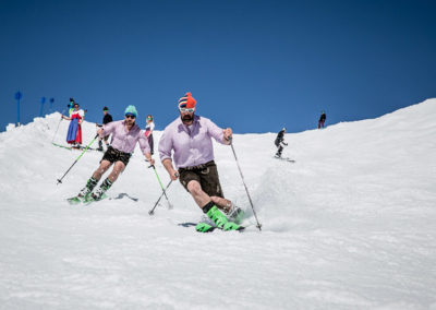 Männer in Lederhose beim Skifahren