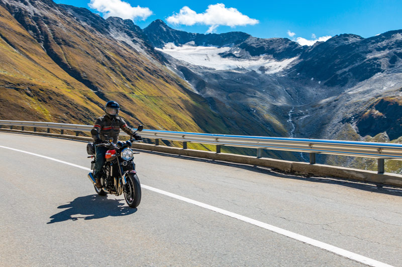 8 Motorradtouren ab St. Anton in Tirol & eine Empfehlung vom Hotel ,,Die Arlbergerin”