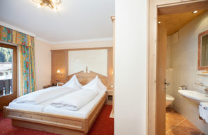 Doppelzimmer mit Doppelbett aus Holz