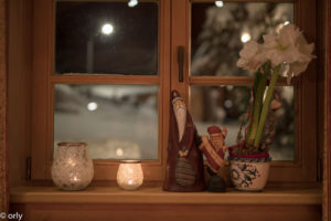 Winterbilder-Daemmerung-Fenster-Feinschmeckerei